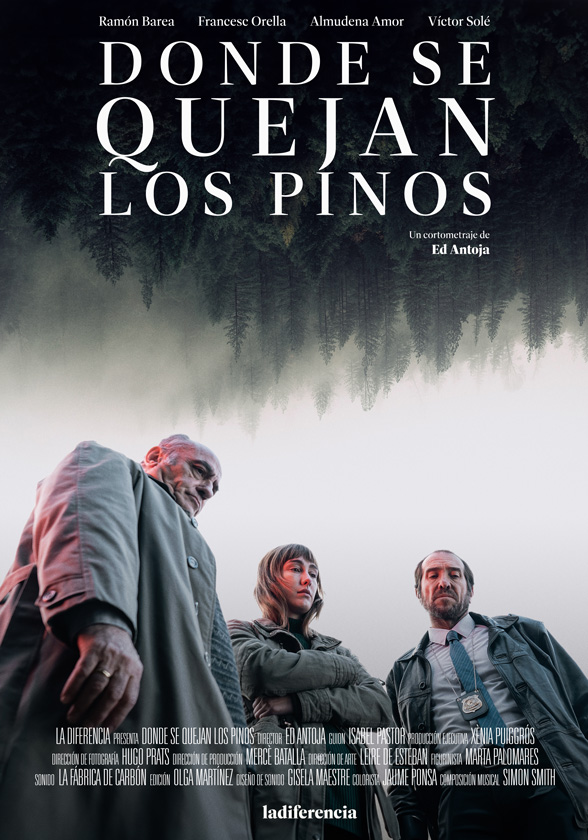 Cartell del curtmetratge Donde se quejan los pinos. Tres persones amb abrics miren cap a la càmera des de baix, amb expressió seriosa. Al fons, la silueta d’un bosc de pins invertit.